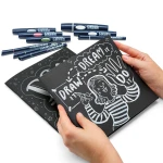 Ręcznie rysowane wykresy i ikony szkoleniowe w otwartym notesie Neuland Sketchbooklet.