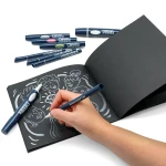 Rysowanie i tworzenie kontrastowych notatek wizualnych markerami metalicznymi w czarnym szkicowniku Neuland Sketchbooklet.