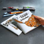 Rysowanie i tworzenie notatek wizualnych markerami pędzelkowymi na gładkim papierze w otwartym szkicowniku Neuland Sketchbooklet.