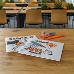 Kolorowe rysunki i litery wykaligrafowane markerami Neuland w poręcznym notesie Sketchbooklet odpornym na przebijanie tuszu.